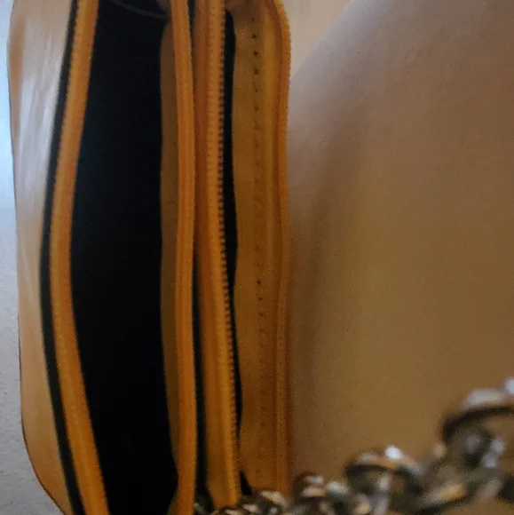 Yellow mandela style Long chain purse - Picture 5 of 6